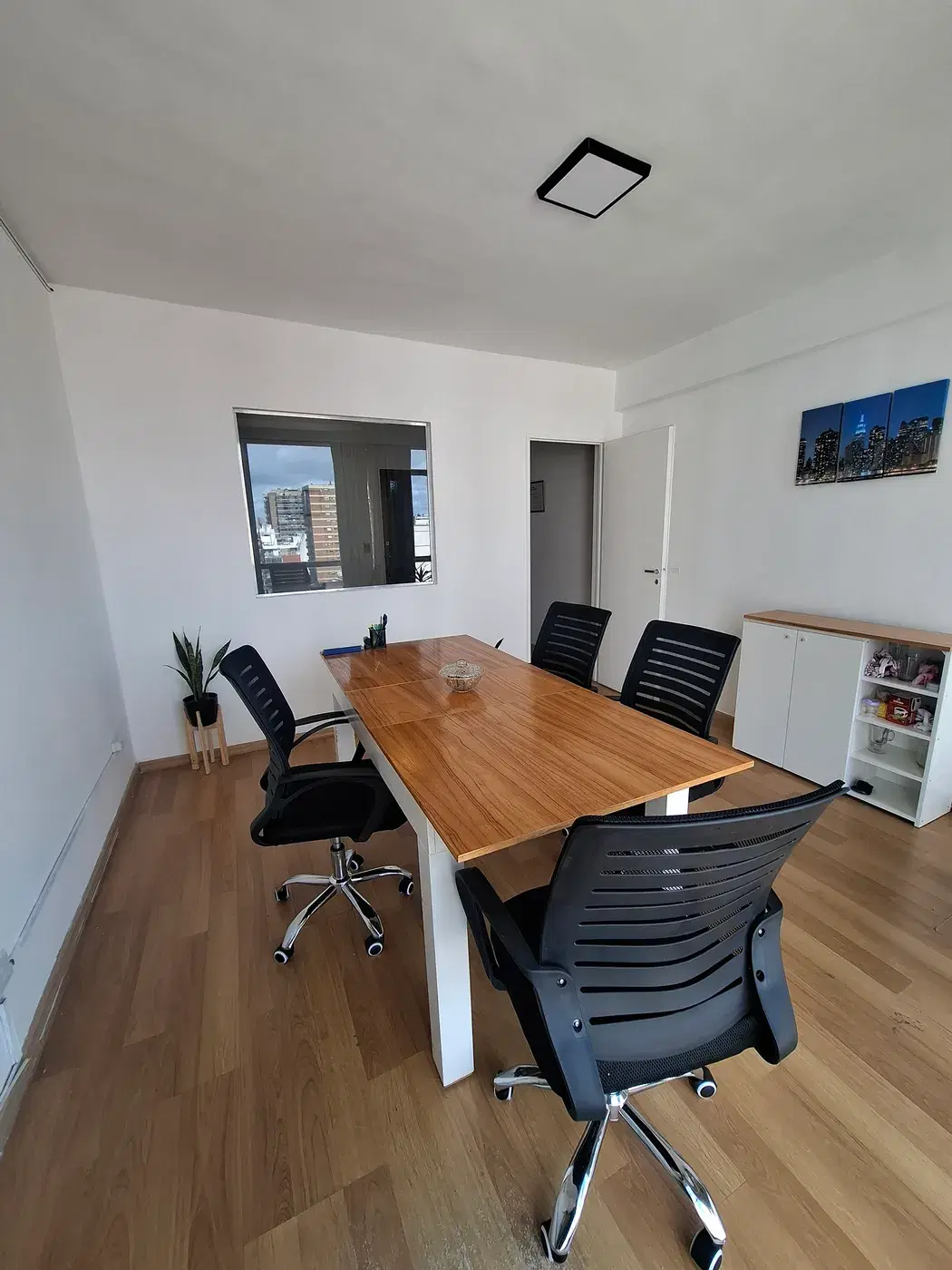 Sala de trabajo vista hacia la puerta interior